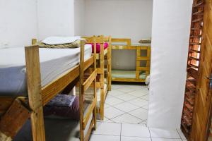 um quarto com vários beliches num quarto em Canoa Roots Hostel & Camping em Canoa Quebrada