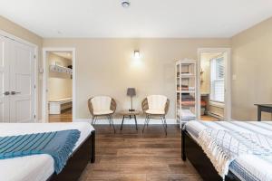 1 Schlafzimmer mit 2 Betten, einem Tisch und Stühlen in der Unterkunft Forest Fawn Chalet 2 Bed with Hot Tub in Sussex