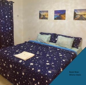sypialnia z łóżkiem z czarną nową kołdrą zimową w obiekcie Wisroc Oasis w mieście Linden