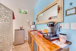 uma cozinha com um balcão com um lavatório e um espelho em Romantic Casita with Garden and Deck 2 Miles to Plaza! em Sonoma