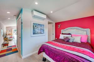 um quarto com uma cama grande e uma parede vermelha em Romantic Casita with Garden and Deck 2 Miles to Plaza! em Sonoma