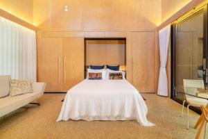 Un pat sau paturi într-o cameră la Buhwi Bira Byron Bay - Studio