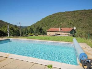 Bazén v ubytovaní Gite Brousse le Chateau alebo v jeho blízkosti