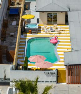 an overhead view of a swimming pool with umbrellas on a building at Mod Hotel in Palm Springs