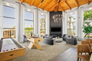 Posezení v ubytování 2BR CozySuites at Kierland Commons with pool #09