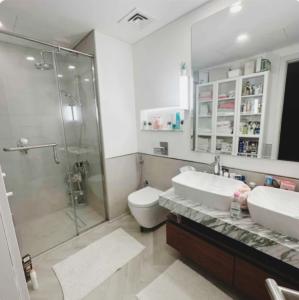 La salle de bains est pourvue d'une douche, d'un lavabo et de toilettes. dans l'établissement Burj Al Arab Front 2 Bedroom, à Dubaï