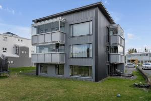 een zwart gebouw met veel ramen bij Good location and lovely apartment in Reykjavik in Reykjavík