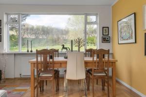 een eetkamer met een tafel en stoelen en een raam bij Good location and lovely apartment in Reykjavik in Reykjavík