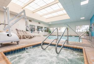uma piscina com banheira de hidromassagem num quarto com piscina em Crowne Plaza San Francisco Airport, an IHG Hotel em Burlingame