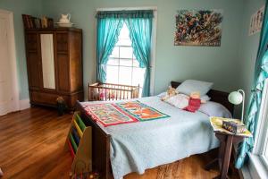 ein Schlafzimmer mit einem Bett mit zwei Teddybären darauf in der Unterkunft Historic 1850s Home at the Base of Jump Mountain Near Lexington in Goshen
