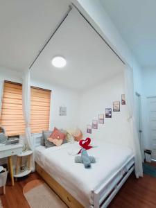 un dormitorio con una cama con un osito de peluche sentado en ella en S&E-1 Tiny Guest House - Olango Island, en Lapu Lapu City