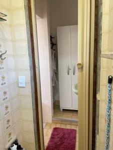 La salle de bains est pourvue d'un lavabo et d'une armoire blanche. dans l'établissement Casa estilo colonial, tranquila e perto de tudo!, à São Pedro da Aldeia