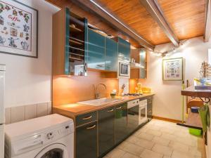 Saint-MolfにあるGîte Charmant avec Cheminée, Jardin Clos et Equipements Bébé à Proximité de la Côte - FR-1-306-842のキッチン(洗濯機、洗濯機付)