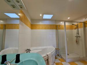 bagno con vasca, lavandino e doccia di Guestroom Châteauroux, 1 pièce, 4 personnes - FR-1-591-388 a Châteauroux