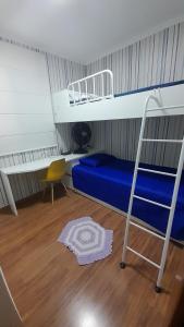 1 dormitorio con litera y escritorio en Apartamento Viracopos Campinas en Viracopos