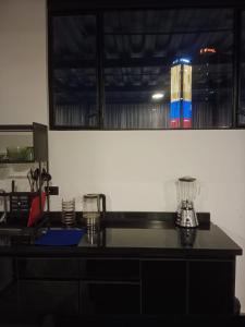 um balcão de cozinha com dois copos em cima em El Castillo em Bogotá