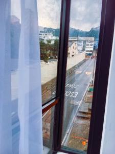 uma vista para uma rua a partir de uma janela em El Castillo em Bogotá