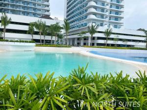 Πισίνα στο ή κοντά στο Azure North San Fernando Pampanga Serene Suite