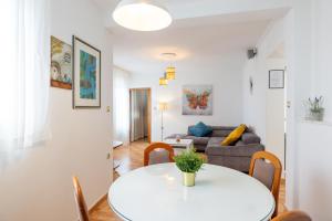 een woonkamer met een witte tafel en een bank bij Apartment Laura on the first floor in Makarska