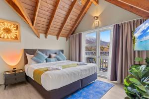 1 dormitorio con cama y ventana grande en GY BOUTIQUE HOTEL, en Glenorchy
