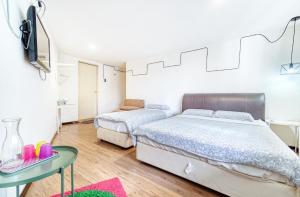 Postel nebo postele na pokoji v ubytování Snooze Hotel