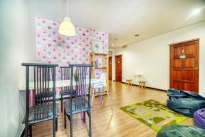a room with a table and chairs and a wall with polka dots at Snooze Hotel in Brinchang