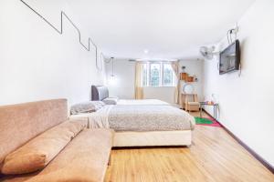 TV a/nebo společenská místnost v ubytování Snooze Hotel