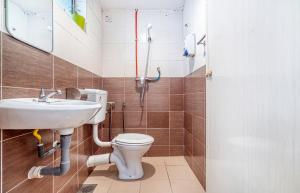 uma casa de banho com um WC e um lavatório em Snooze Hotel em Brinchang