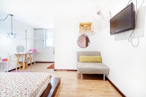 TV a/nebo společenská místnost v ubytování Snooze Hotel
