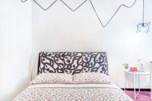 Postel nebo postele na pokoji v ubytování Snooze Hotel