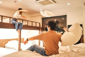 Due uomini saltano su un letto di Cocts Akihabara a Tokyo