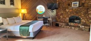 una camera d'albergo con letto e camino di Pictured Rocks Inn and Suites a Munising