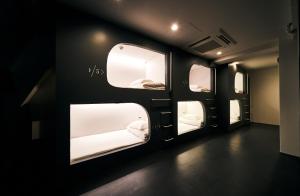 een kamer met drie stapelbedden in een bus bij Cocts Akihabara in Tokyo
