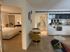 Cama ou camas em um quarto em Miss Baker's Boutique Accommodation Bondi mais 37 fotos