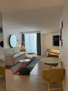 Uma área de estar em Miss Baker's Boutique Accommodation Bondi
