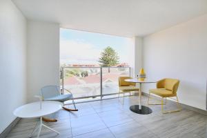 Uma área de estar em Miss Baker's Boutique Accommodation Bondi