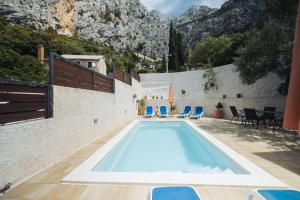 een zwembad in een huis met bergen op de achtergrond bij Apartment Laura on the first floor in Makarska