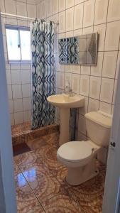 サンアントニオにあるAlojamiento Placilla - San Antonioのトイレと洗面台付きのバスルーム