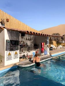 A piscina localizada em Ecocamp Huacachina ou nos arredores