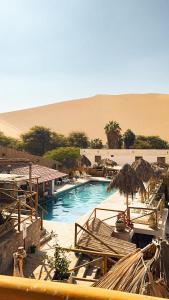 A piscina localizada em Ecocamp Huacachina ou nos arredores