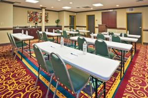 uma sala de conferências com mesas brancas e cadeiras verdes em Holiday Inn Express Hotel & Suites Birmingham - Inverness 280, an IHG Hotel em Birmingham