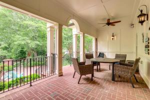 ビュフォードにあるBuford Mansion with Pool about 14 Mi to Lake Lanierのテーブルと椅子が置かれた網戸付きのポーチ
