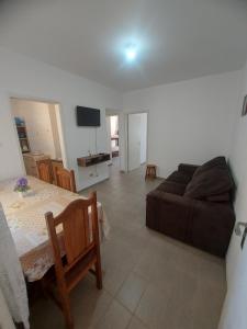 - un salon avec un canapé et une table dans l'établissement Apartamento na Praia dos Sonhos Perto do Mar em Itanhaém, à Itanhaém