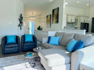 O zonă de relaxare la Brand New 5-Bedroom Lake Michigan Home + Hot Tub! +39 fotografii