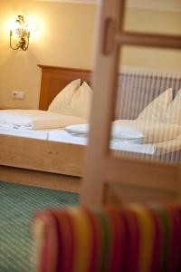 Łóżko lub łóżka w pokoju w obiekcie Hotel Untersberg