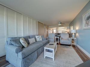ein Wohnzimmer mit einem Sofa und einem Tisch in der Unterkunft Island House Condominiums Unit 113 in Padre Island