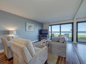 ein Wohnzimmer mit 2 Sofas und einem TV in der Unterkunft Island House Condominiums Unit 113 in Padre Island