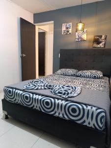 Postel nebo postele na pokoji v ubytování APARTAMENTOS ESTADIO MK REMODELADOS EN LA MEJOR ZONA DE MEDELLIiN