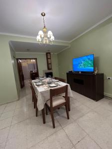 圣罗莎Excelente casa céntrica的带桌子和电视的餐厅