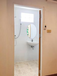 a bathroom with a sink and a mirror at Moradok Thai Guesthouse in Phra Nakhon Si Ayutthaya